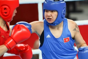 Diễm Quỳnh (xanh) là gương mặt sẽ dự vòng loại Olympic tới đây của boxing nữ Việt Nam. Ảnh: LƯỢNG LƯỢNG