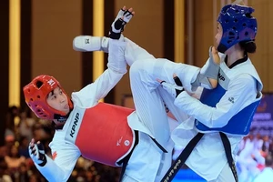 Kim Tuyền (đỏ) là gương mặt trọng điểm của tuyển taekwondo Việt Nam trong mục tiêu tranh vé Olympic 2024. Ảnh: CỤC TDTT