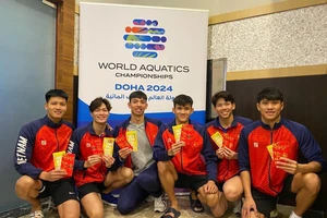 Nguyễn Huy Hoàng (giữa) cùng đồng đội được mừng tuổi năm mới ngay khi đang dự tranh giải bơi vô địch thế giới 2024 lúc này. Ảnh: VASA