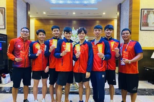 Quang Thuấn (thứ 2 từ trái qua) đã nỗ lực thi đấu ở giải bơi vô địch thế giới 2024. Ảnh: THANH HUYỀN