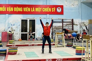 Lực sỹ Trịnh Văn Vinh đang chuẩn bị chuyên môn để tiếp tục thi đấu vòng loại Olympic. Ảnh: MINH MINH 