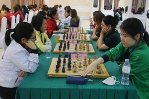 Phạm Lê Thảo Nguyên (áo xanh) đã có ngôi vô địch cờ nhanh nữ ở giải năm nay đang tranh tài tại Hà Nội. Ảnh: CỜ.VN