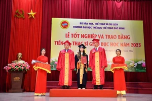 Dương Thúy Vi nhận bằng tốt nghiệp cao học từ Ban Giám hiệu Đại học TDTT Bắc Ninh. Ảnh: VI VI