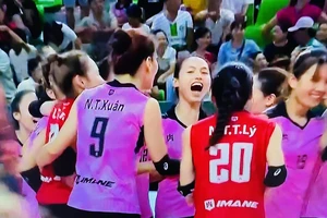 Đội nữ Quảng Ninh ăn mừng chiến thắng đầy bất ngờ trong trận cuối của mình ở giai đoạn 1. Ảnh: MINH MINH