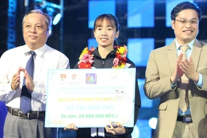 Tay vợt Vũ Thị Anh Thư là 1 trong 10 Tài năng trẻ TPHCM đã được bảo trợ và trao thưởng. Ảnh: V.ANH THƯ