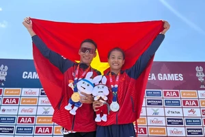 Phạm Tiến Sản và Nguyễn Thị Phương Trinh từng giành huy chương ở SEA Games 32 trong nội dung duathlon, bây giờ họ tiếp tục thi đấu giải vô địch quốc gia marathon và chạy dài Tiền Phong 2024 ở Phú Yên. Ảnh: MINH MINH 