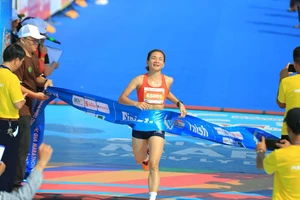 Nguyễn Thị Oanh đã lần thứ 8 liên tiếp vô địch cự ly 5km nữ chuyên nghiệp ở giải. Ảnh: TPM