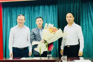 Cục TDTT đã bổ nhiệm ông Phạm Quốc Hưng (giữ) giữ vai trò Phó Giám đốc Khu liên hợp thể thao Quốc gia Mỹ Đình. Ảnh: MINH MINH