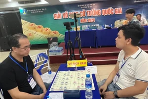 Vũ Quốc Đạt (áo trắng) đã gặp Nguyễn Thành Bảo trong ván cuối của nội dung cờ tiêu chuẩn ở giải năm nay. Ảnh: NGUYỄN THÀNH TRUNG