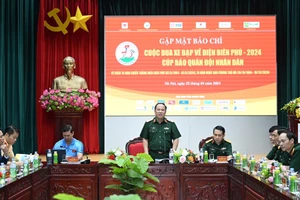 Ban tổ chức thông tin về giải đấu trong ngày 25-4 tại Hà Nội. Ảnh: QDND