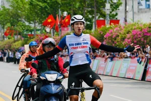 Cua-rơ Nguyễn Minh Thiện đã về nhất tại chặng 3 của giải. Ảnh: TUẤN HUY