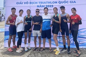 HLV Lưu Văn Hùng (giữa) đã là trưởng bộ môn triathlon của thể thao Thanh Hóa. Ảnh: BTH