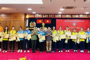 Bộ Công an đã khen thưởng các HLV, VĐV đạt thành tích xuất sắc trong thi đấu. Ảnh: MINH MINH