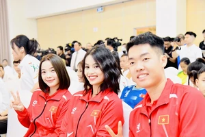 Ánh Nguyệt (giữa) sẽ không cầm cờ cho Đoàn thể thao Việt Nam tại Lễ khai mạc Olympic 2024. Ảnh: LƯỢNG LƯỢNG