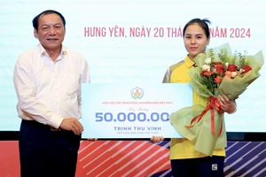 Trịnh Thu Vinh đã được khen thưởng từ Hiệp hội thể thao Công an Nhân dân Việt Nam. Ảnh: TTCAND