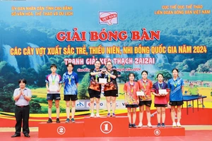 Hai tay vợt của TPHCM giành ngôi vô địch đôi nữ nhóm tuổi 22-23 tại giải. Ảnh: NGUYỄN TIẾN HÙNG