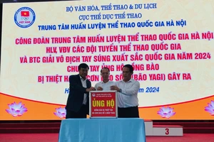 Lãnh đạo ngành thể thao tham gia chương trình quyên góp ủng hộ được tổ chức tại Trung tâm HLTTQG Hà Nội. Ảnh: MINH MINH