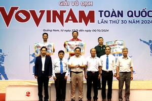 Ban tổ chức trao cờ lưu niệm cho các đơn vị dẫn đầu. Ảnh: ANH SẮC