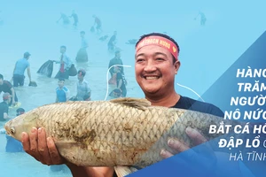Hàng trăm người nô nức bắt cá hồ Đập Lổ ở Hà Tĩnh