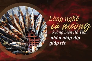 Chị Nguyễn Thị Thương (trú xã Thạch Kim) bên mẻ cá nướng của mình 