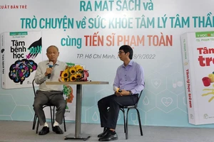 TS Phạm Toàn (trái) chia sẻ tại chương trình