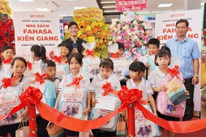 Công ty Fahasa trao tặng 30 phần quà cho các em học sinh có hoàn cảnh khó khăn