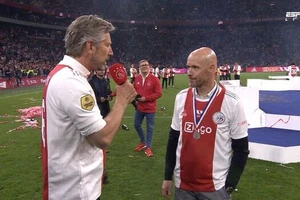 Huyền thoại van der Sar tri ân HLV Erik ten Hag sau chức vô địch Hà Lan