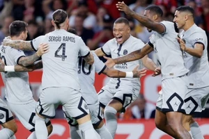 PSG vui vẻ "hủy diệt" Lille