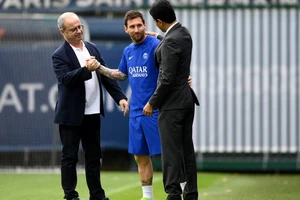 Luis Campos (trái) cùng Messi và chủ tịch Al-Khelaifi