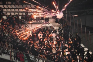 Khán giả quá khích "múa lửa" khi Marseille đấu Frankfurt