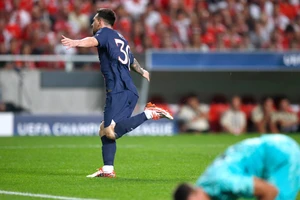 Chỉ Messi mới hạ gục được thủ thành Benfica