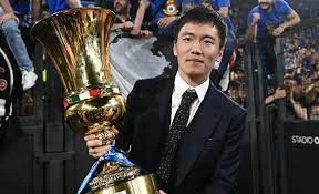 Chủ tịch Trương Khang Dương cùng danh hiệu Coppa Italia của Inter mùa trước