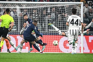 Mbappe ghi bàn vào lưới Juventus
