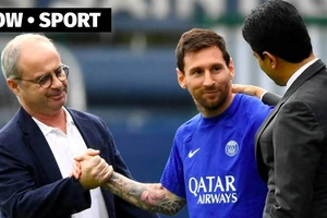 Messi bên cạnh Cố vấn Campos (trái) cùng Chủ tịch Al-Khelaifi (phải)