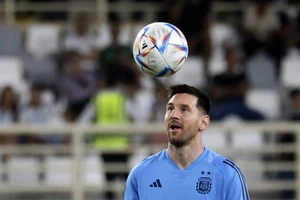 Messi tập luyện tại UAE