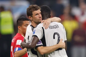Muller và Rudiger an ủi nhau sau thất bại cay đắng tại World Cup 2022