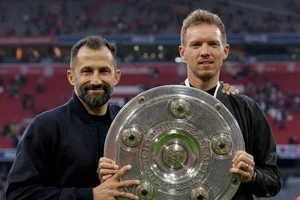 Giám đốc Salihamidzic và HLV Nagelsmann, cùng danh hiệu Bundesliga mùa trước