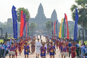 Lễ rước đuốc SEA Games 32 tại Angkor Wat