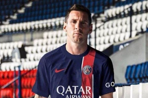 Messi cùng mẫu áo mới của PSG