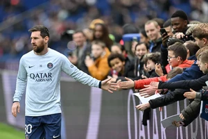 Messi chọc tức cổ động viên PSG trước khi rời đi?
