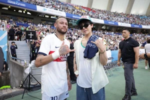 Neymar giao lưu với G-Dragon (BIGBANG) là 'dấu ấn duy nhất' của PSG