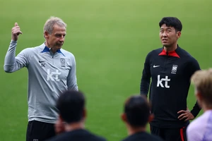 HLV Klinsmann cùng Son Heung-min