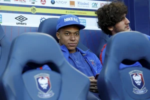 Mbappe trong một lần thi đấu tại sân vận động SM Caen thời còn khoác áo PSG