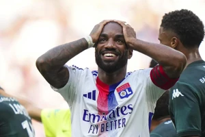 Lacazette cùng các đồng đội chưa thắng trận nào tại Ligue 1 2024/25