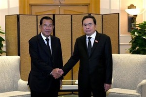 NA Chairman receives Cambodian Senate President Hun Sen