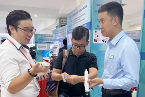 Learning about technological equipment at one technology trading event in HCMC (Photo: SGGP)