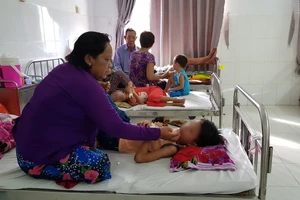 Caring for children infected with hand-foot-mouth disease in the Health Center of Phu Quoc City in Kien Giang Province (Photo: SGGP)