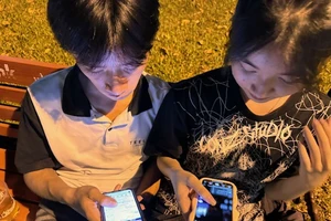 The young are increasingly familiar with social network using (Photo: SGGP)