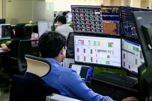 KIS Vietnam Securities JSC. is monitoring the stock market (Photo: SGGP)