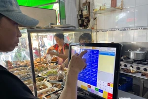 In HCMC, many small shops have already applied technology in their operations and management tasks (Photo: SGGP)